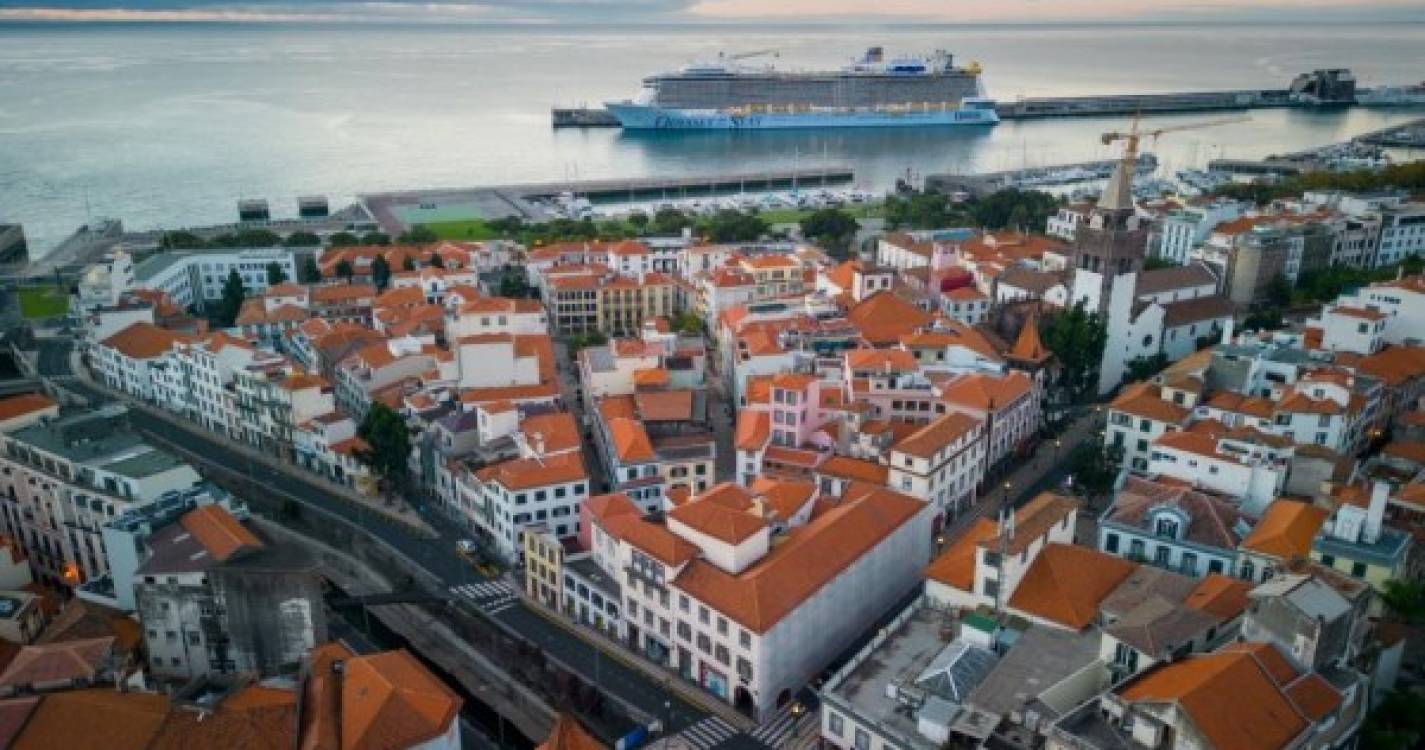 Imagens de drone mostram estreia de navio cruzeiro no Funchal