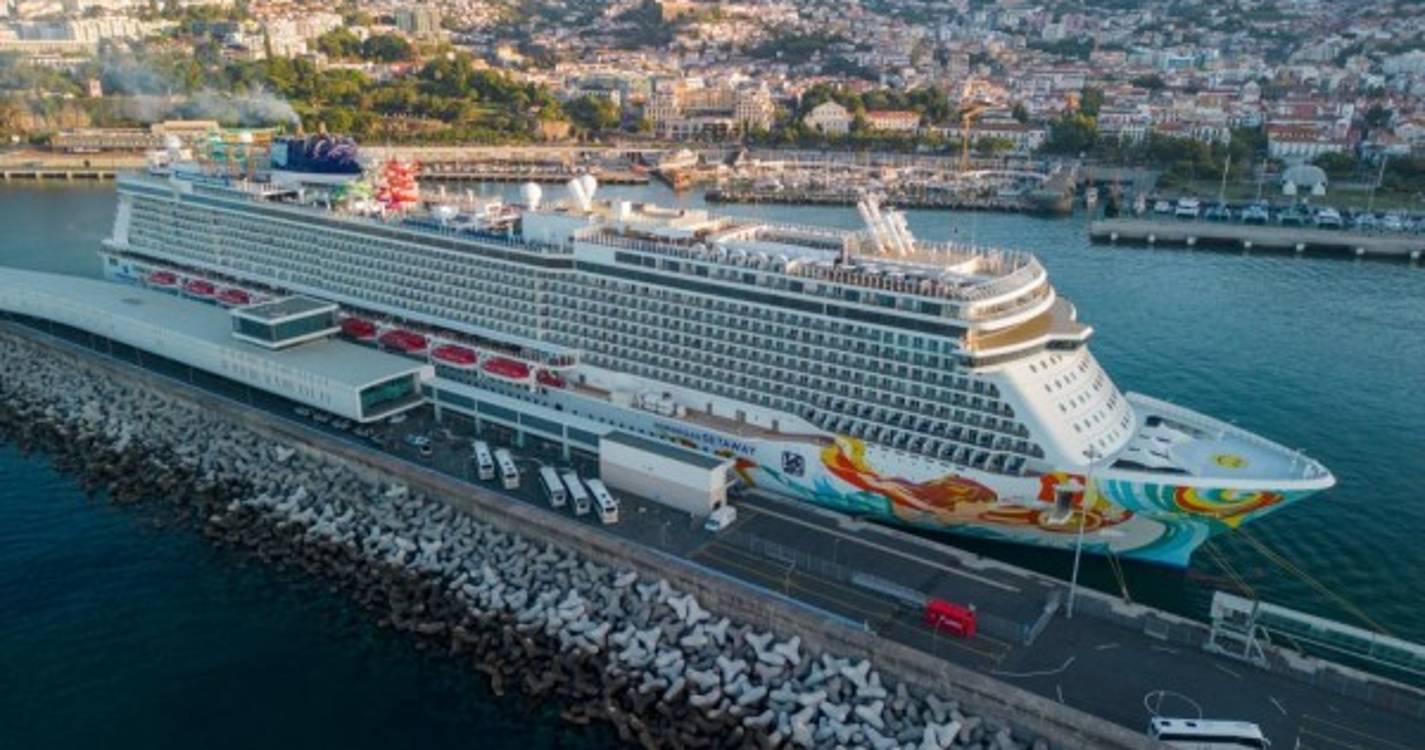 ‘Norwegian Getaway’ estreou-se no Porto do Funchal logo ao raiar da manhã (com fotos)