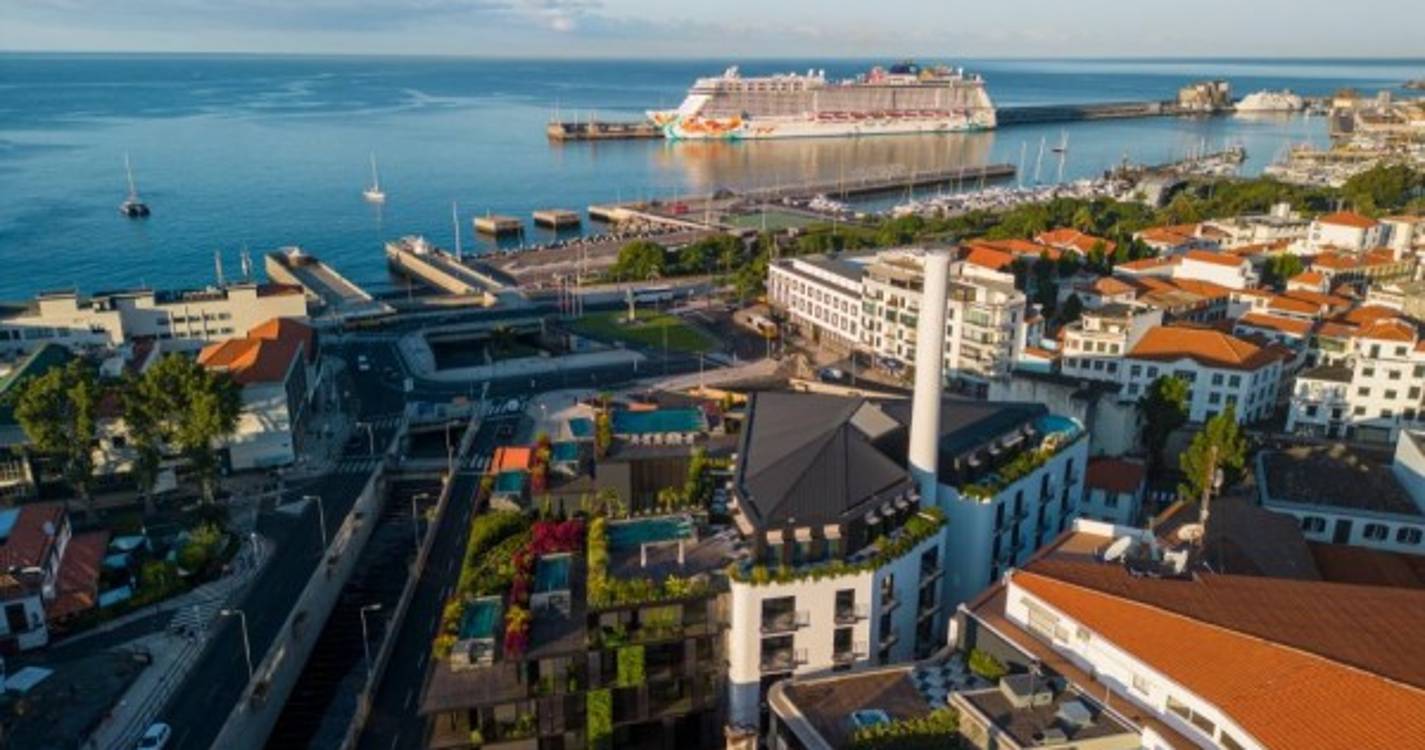 ‘Norwegian Getaway’ estreou-se no Porto do Funchal logo ao raiar da manhã (com fotos)