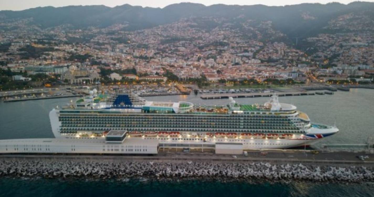 Navio de cruzeiros 'Ventura' embeleza Porto do Funchal naquela que é a última escala do mês (com fotos)