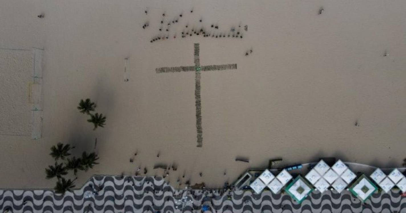 Covid-19: Brasil lembra 500 mil vítimas mortais com rosas na praia de Copacabana (com fotos)