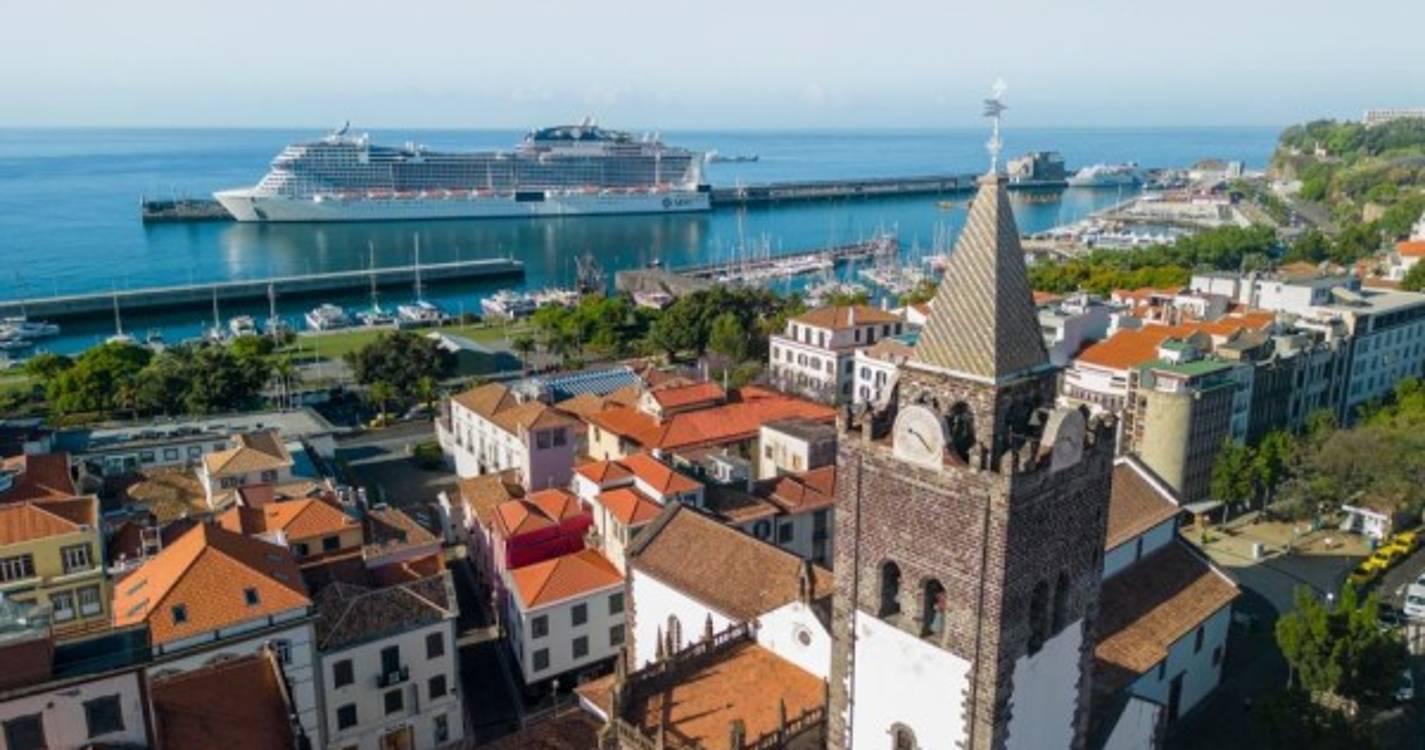 MSC Virtuosa embeleza hoje baía funchalense (com fotos)