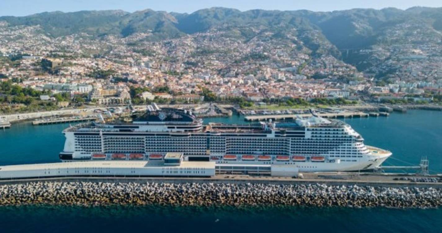 MSC Virtuosa embeleza hoje baía funchalense (com fotos)