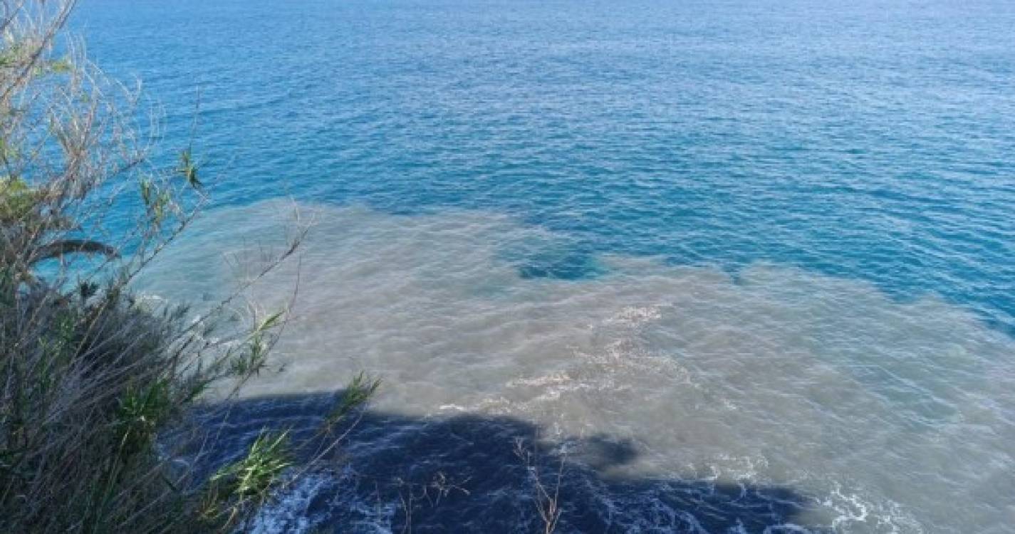 Cor acastanhada do mar desencoraja banhistas na Doca do Cavacas e Praia Formosa