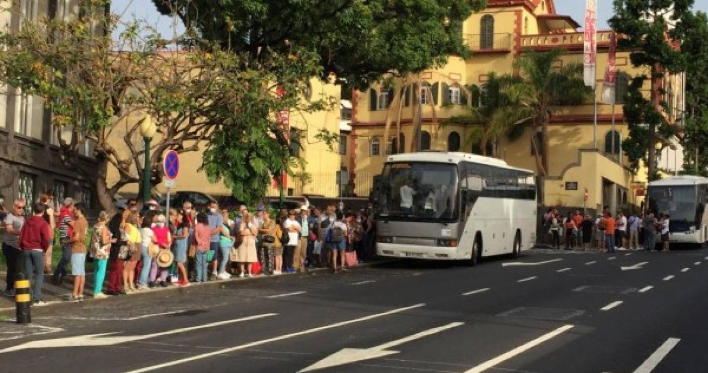 Autocarros cheios já partem do Funchal rumo ao Chão da Lagoa (com fotos)
