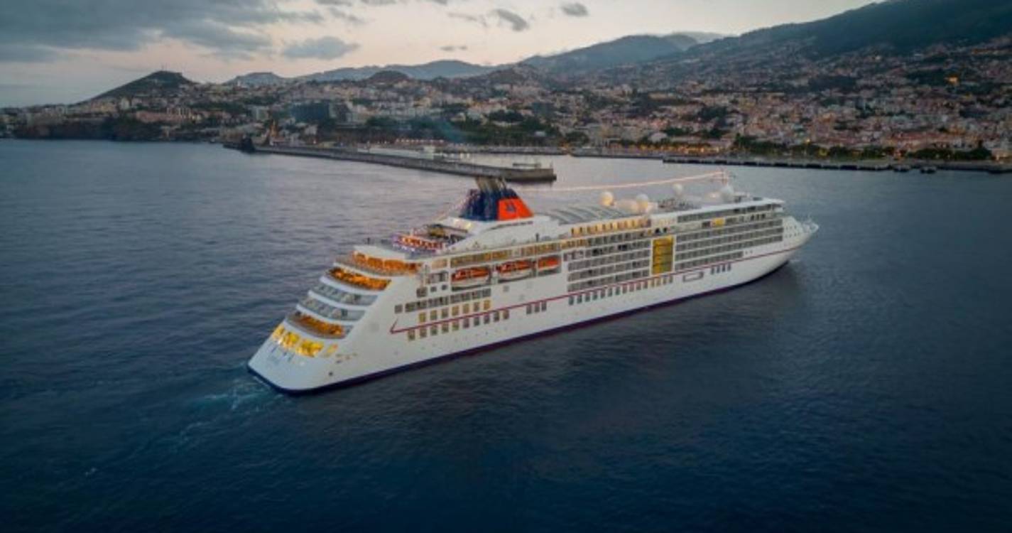 Um dos mais luxuosos navios de cruzeiro do mundo está hoje no Funchal (com fotos)