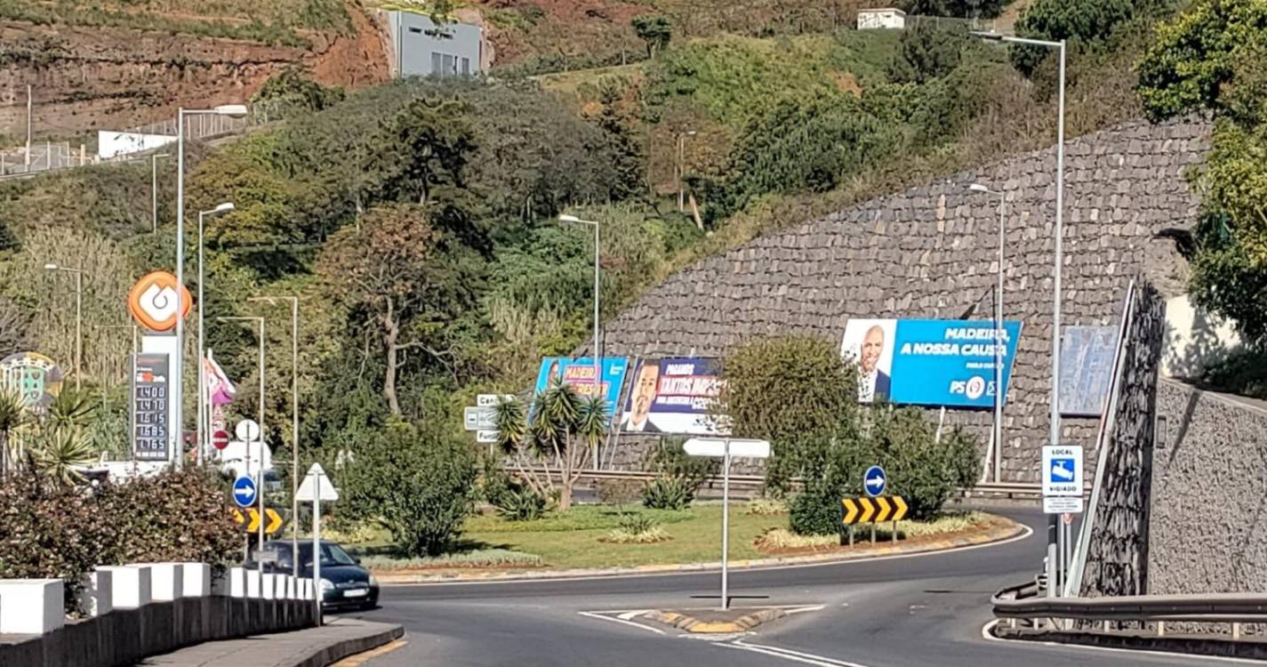 Persistem cartazes afixados em dia de reflexão