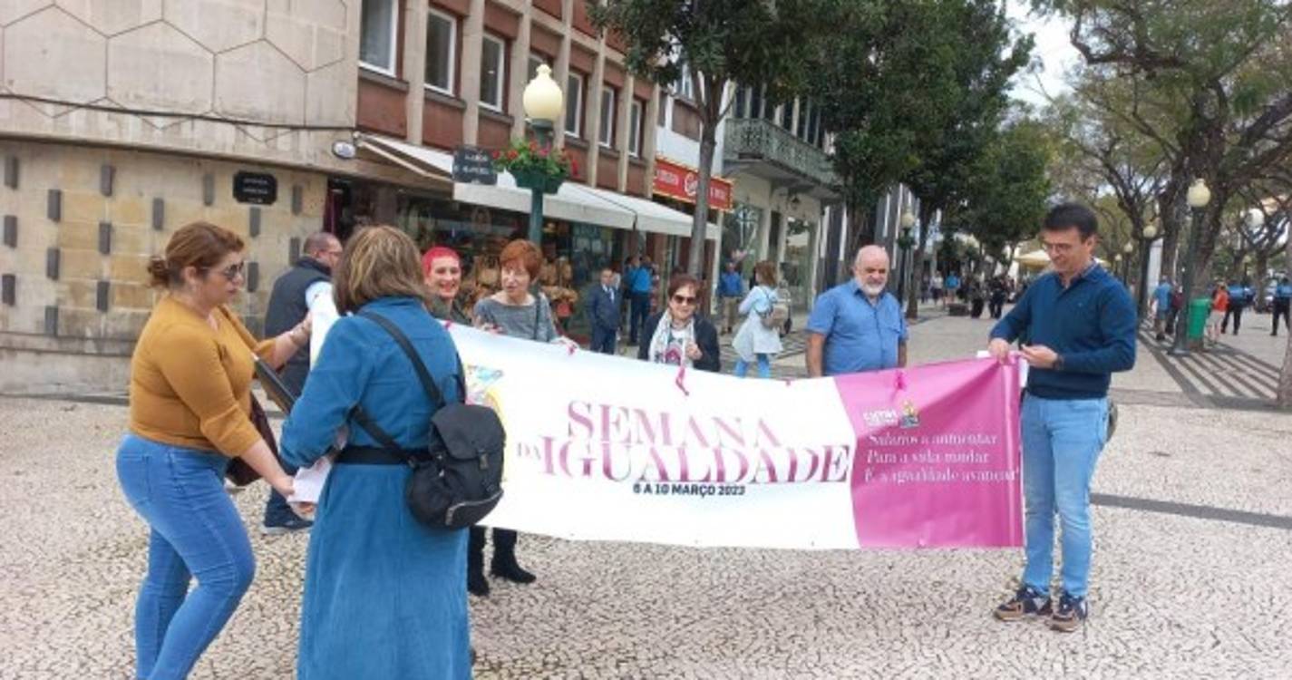 Mulheres manifestam-se contra a opressão (com fotos)