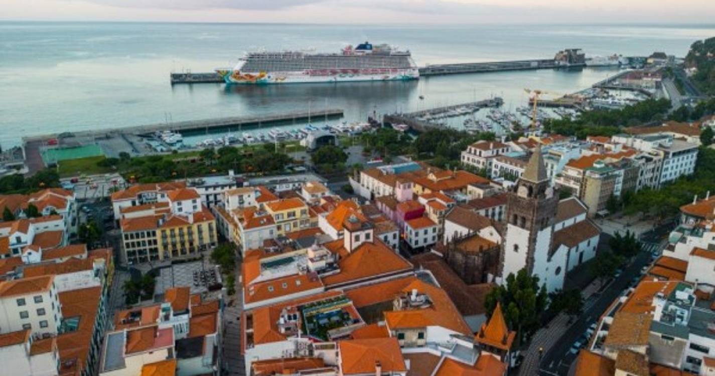 ‘Norwegian Getaway’ estreou-se no Porto do Funchal logo ao raiar da manhã (com fotos)