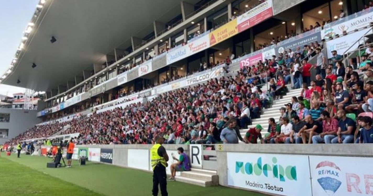 Caldeirão 'a ferver' com enchente da época (com fotos)