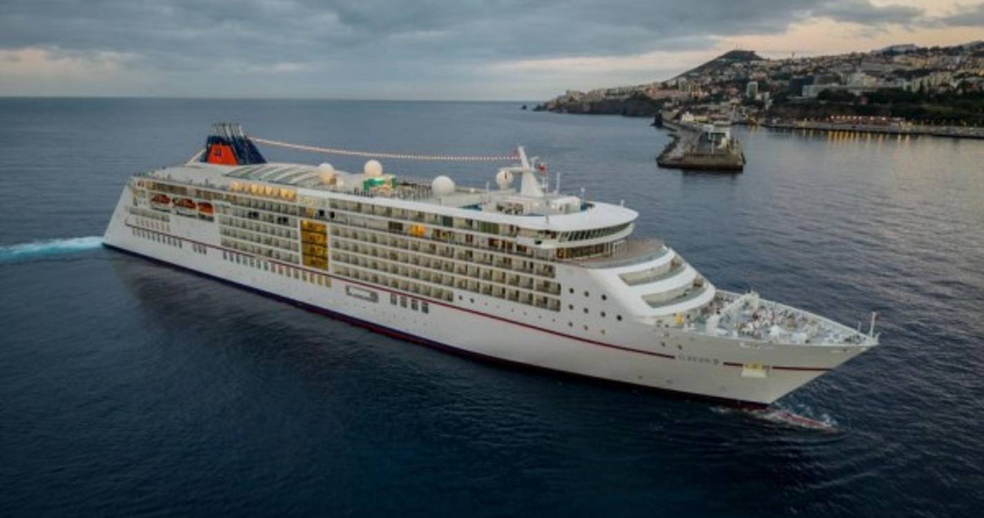 Um dos mais luxuosos navios de cruzeiro do mundo está hoje no Funchal (com fotos)