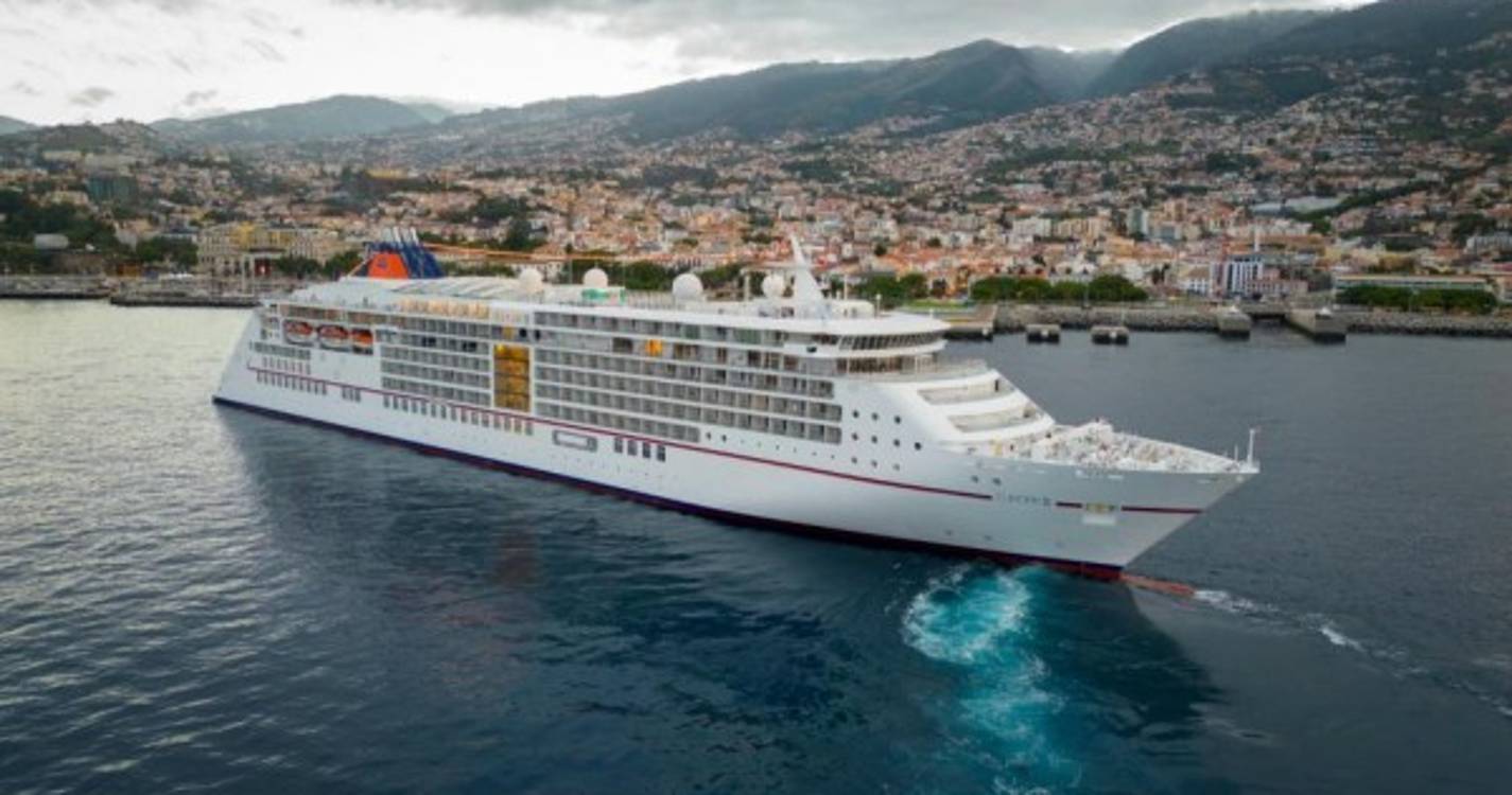 Um dos mais luxuosos navios de cruzeiro do mundo está hoje no Funchal (com fotos)