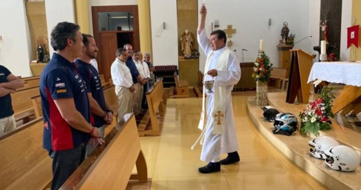 Pilotos com capacetes benzidos antes do Rali da Calheta
