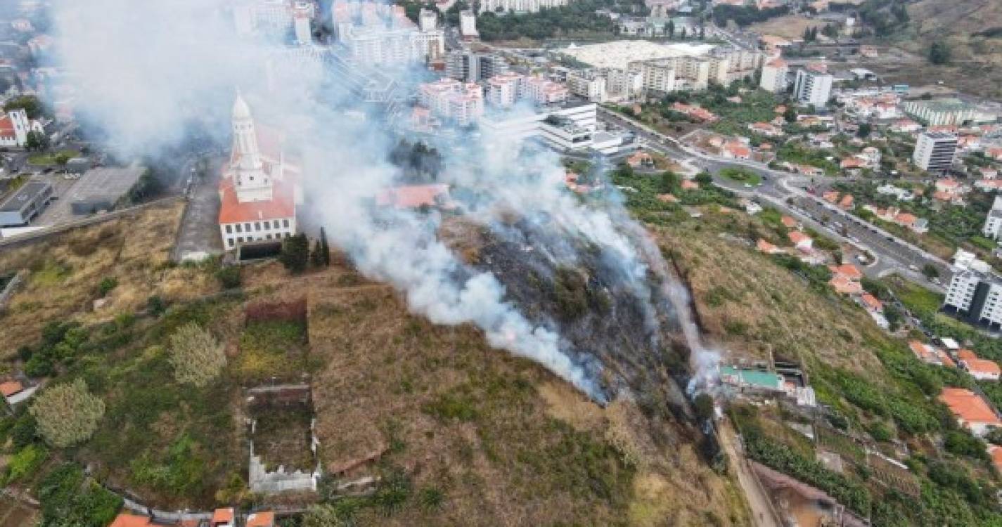 Veja as imagens captadas por drone do incêndio que deflagra em São Martinho