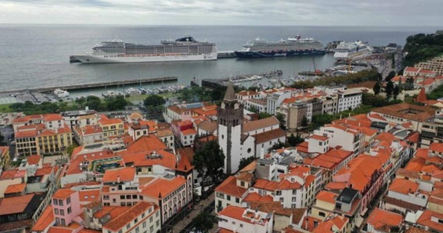 Dia de lotação esgotada no Porto do Funchal (com fotos)