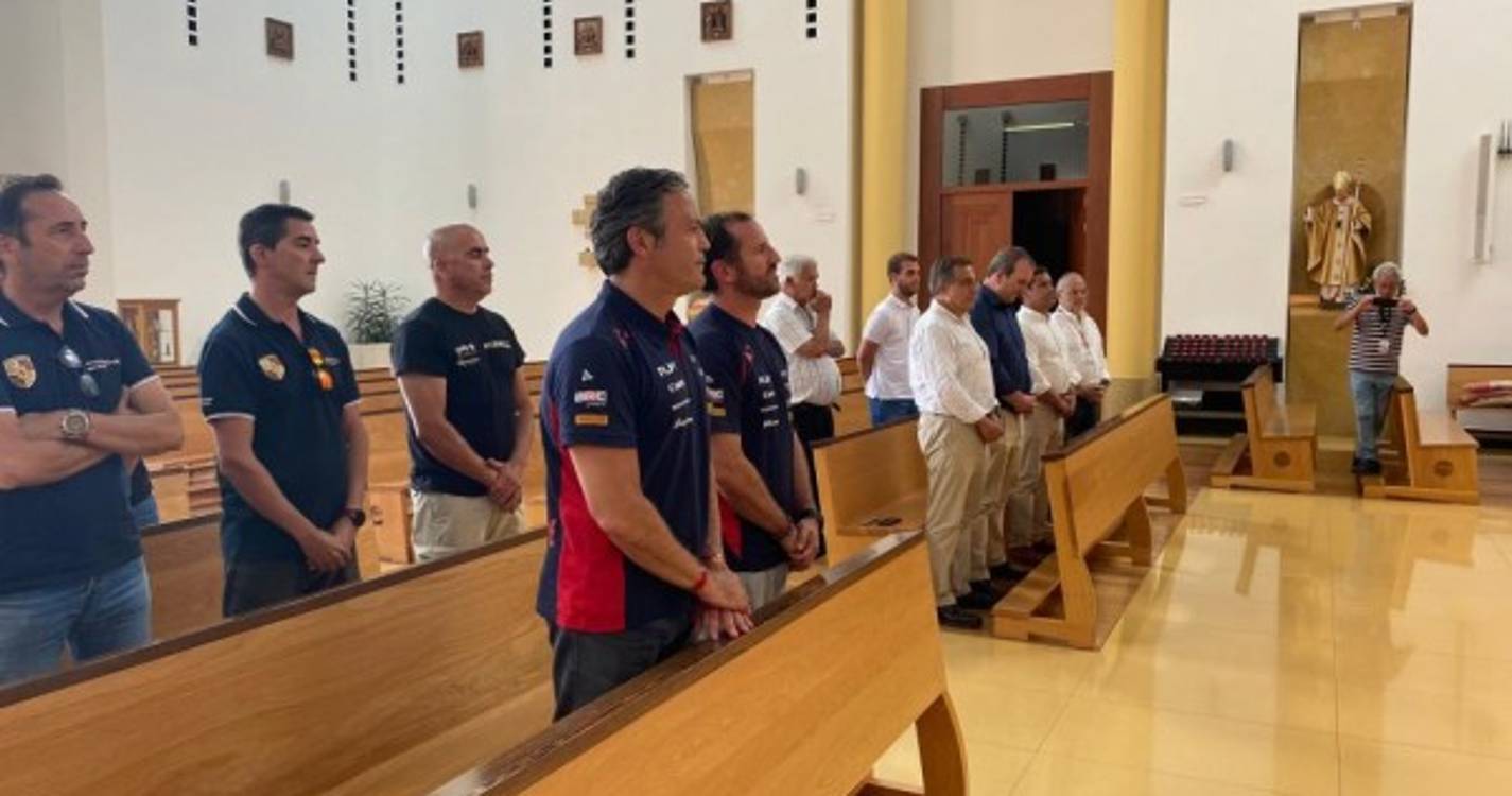 Pilotos com capacetes benzidos antes do Rali da Calheta