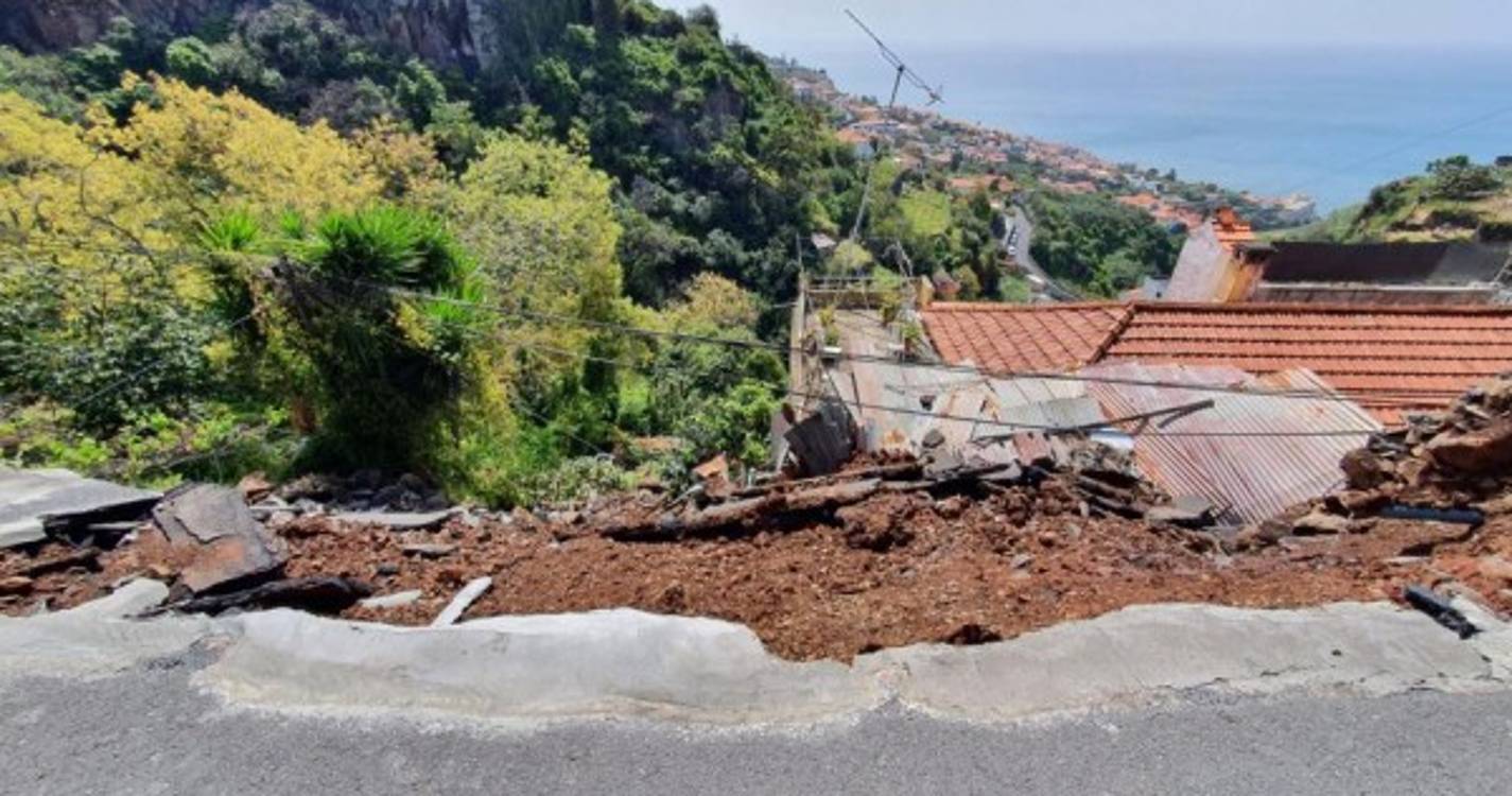 Derrocada e desabamento de estrada no Canto do Muro (com fotos)