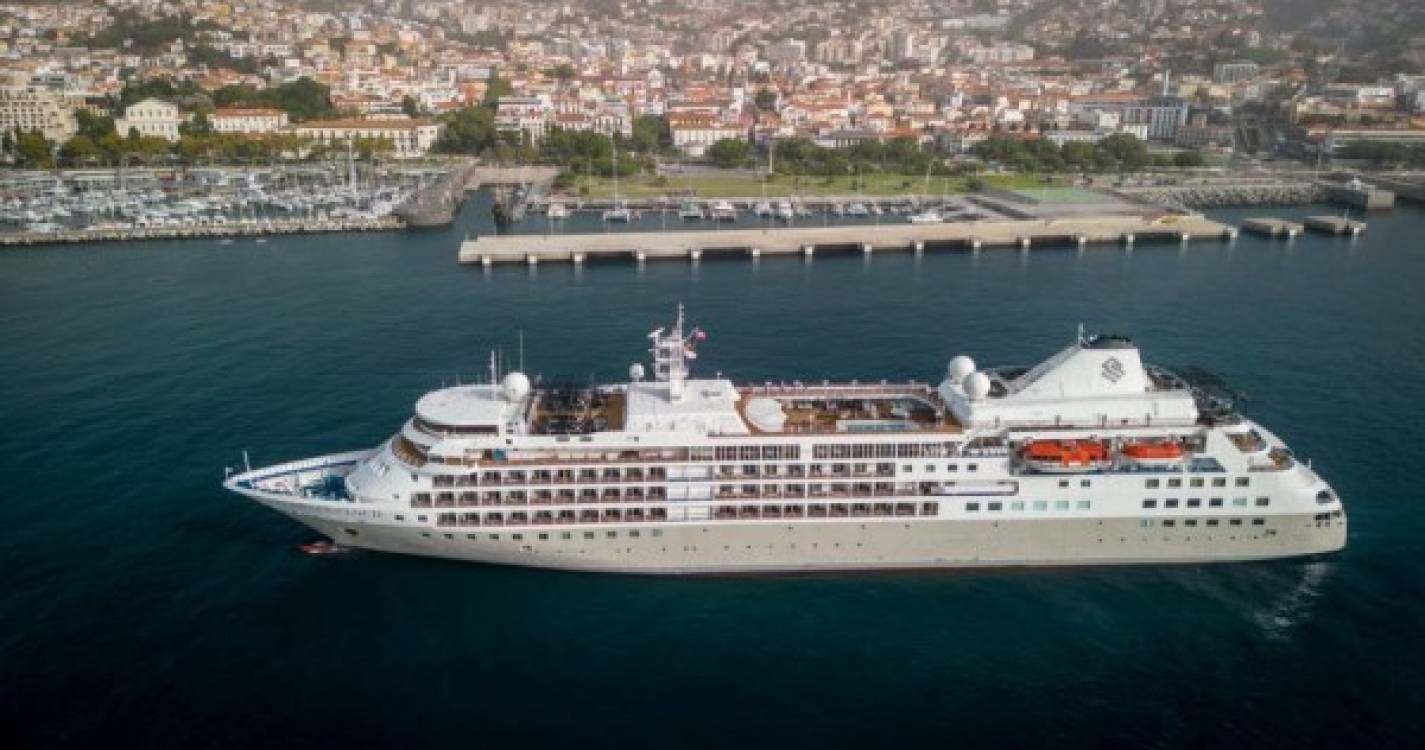 Navio 'Silver Cloud' pernoita no Porto do Funchal