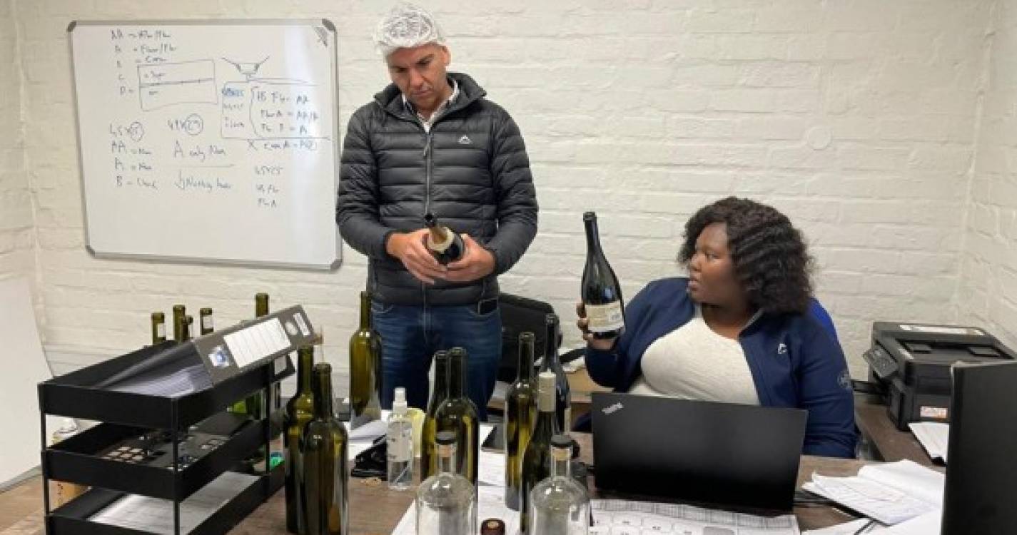 Cidade do Cabo: Pedro Ramos visita empresa especializada em rolhas, rótulos e garrafas