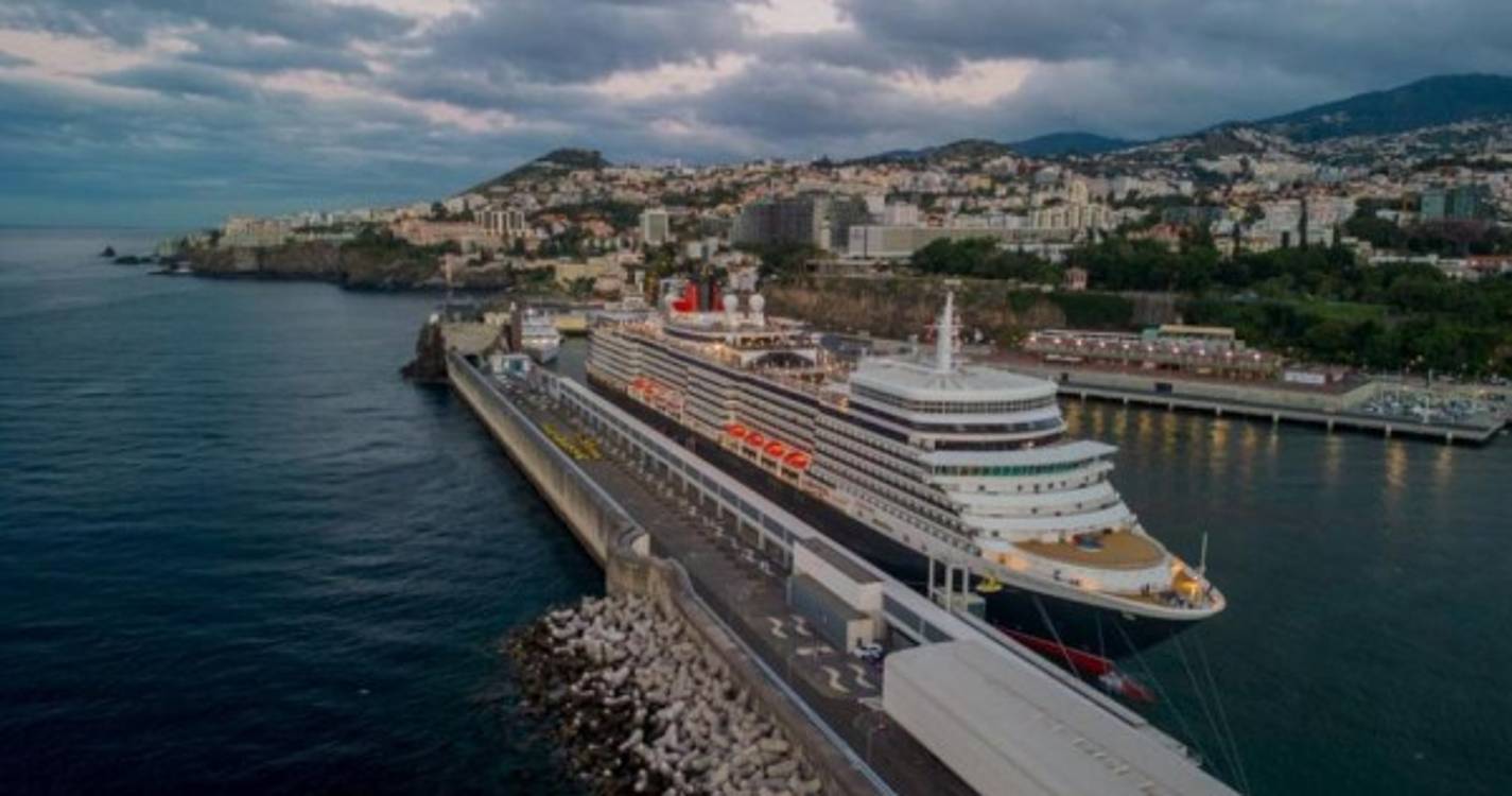 Queen Elizabeth hoje no Porto do Funchal com 2.818 pessoas