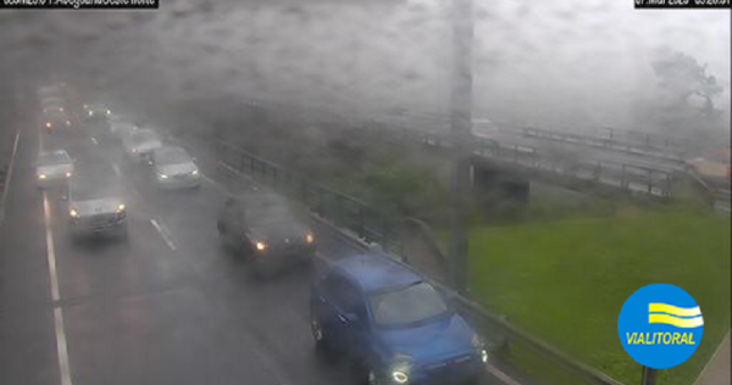 Nevoeiro intenso dificulta circulação do trânsito na via rápida entre o Funchal e o Caniço