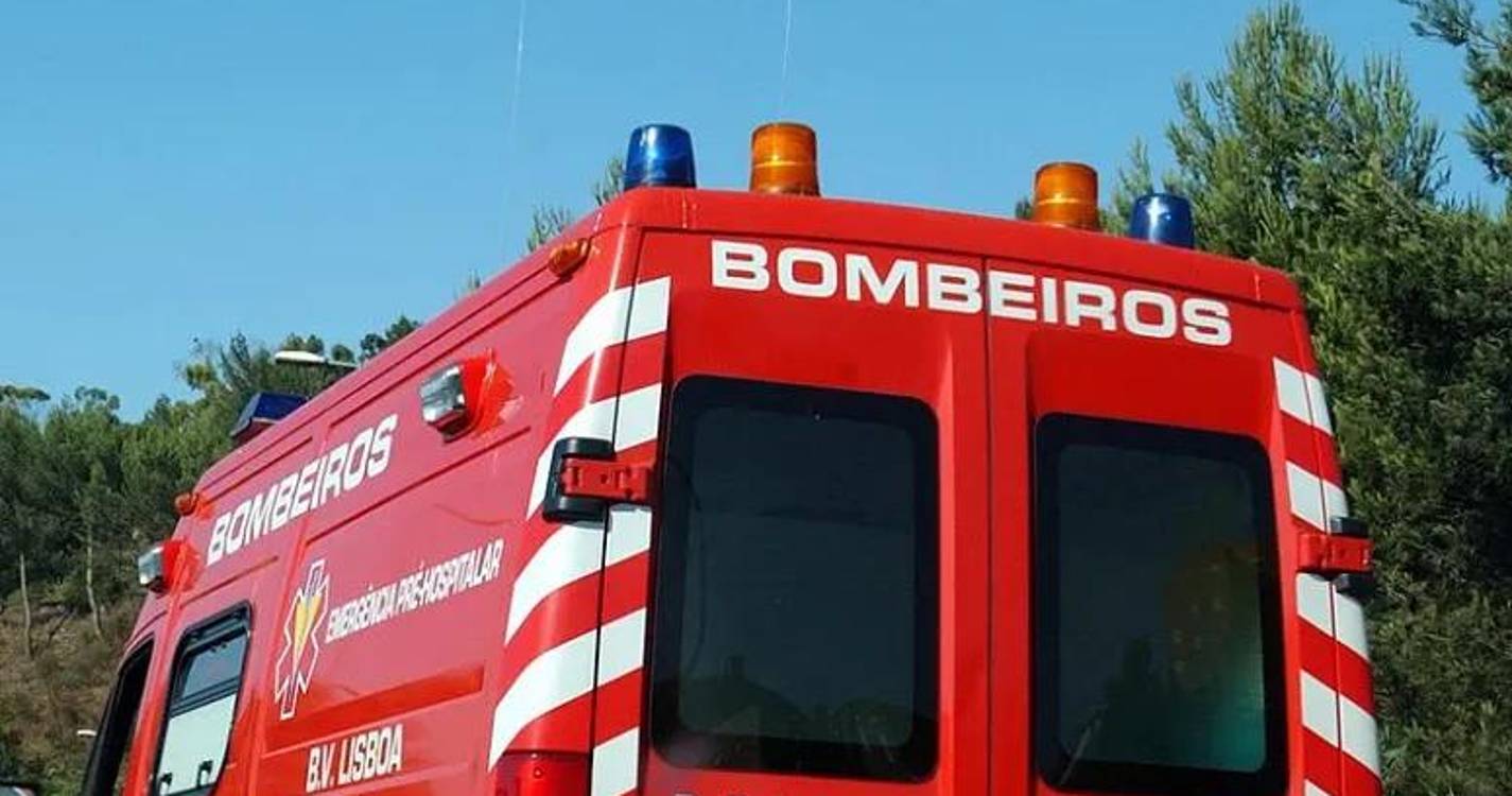 Explosão seguida de incêndio em Lisboa destrói parte de prédio e desaloja três pessoas