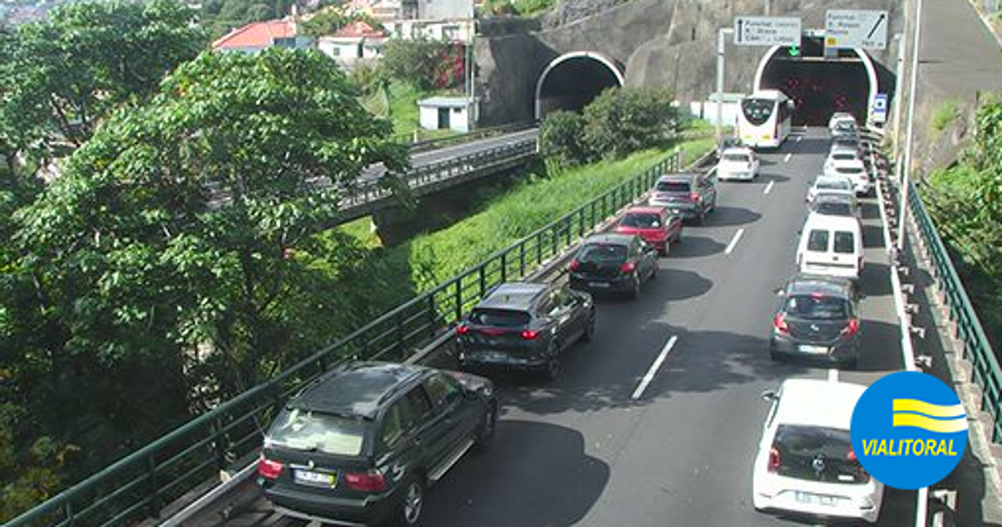 Acidente na Via Rápida causa longas filas de trânsito