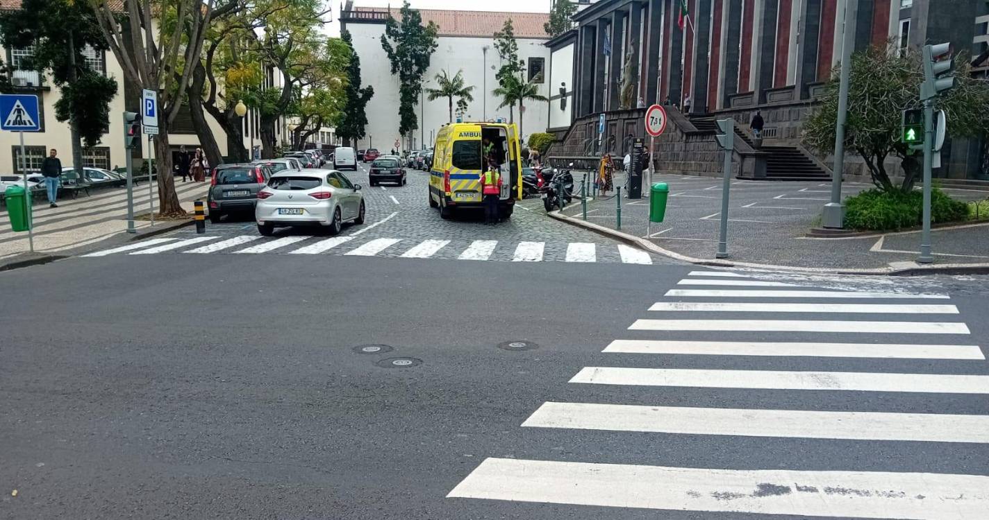 Homem assistido pelos Bombeiros em frente ao Tribunal