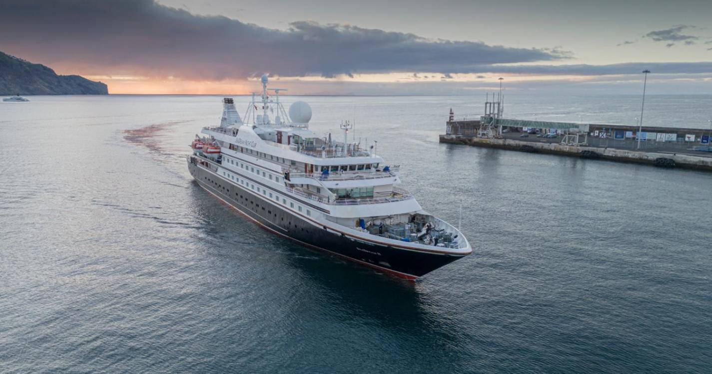Porto do Funchal amanhece com o ‘Seadream II’