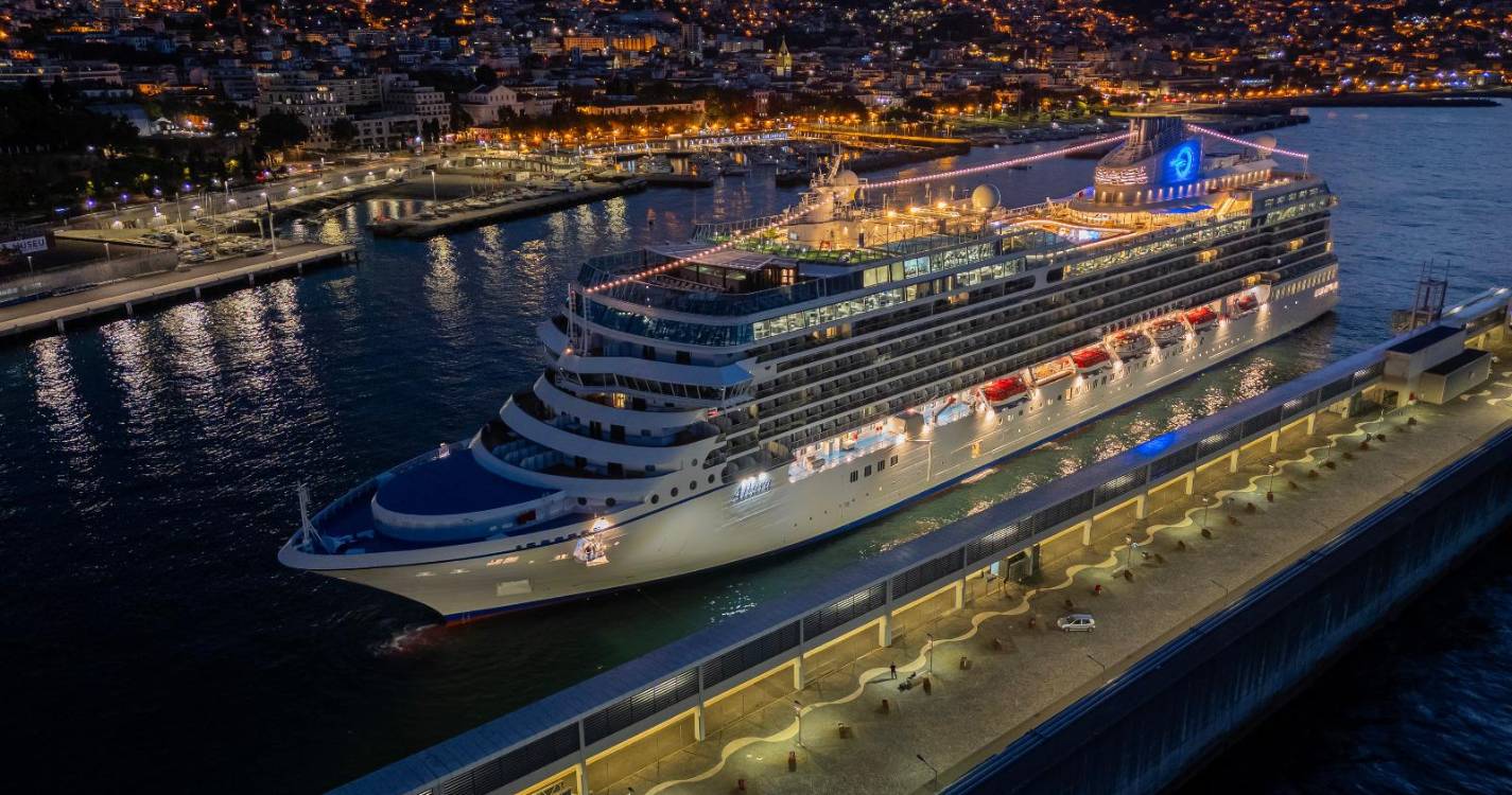 Fotos ilustram estreia do navio ‘Allura’ no Porto do Funchal