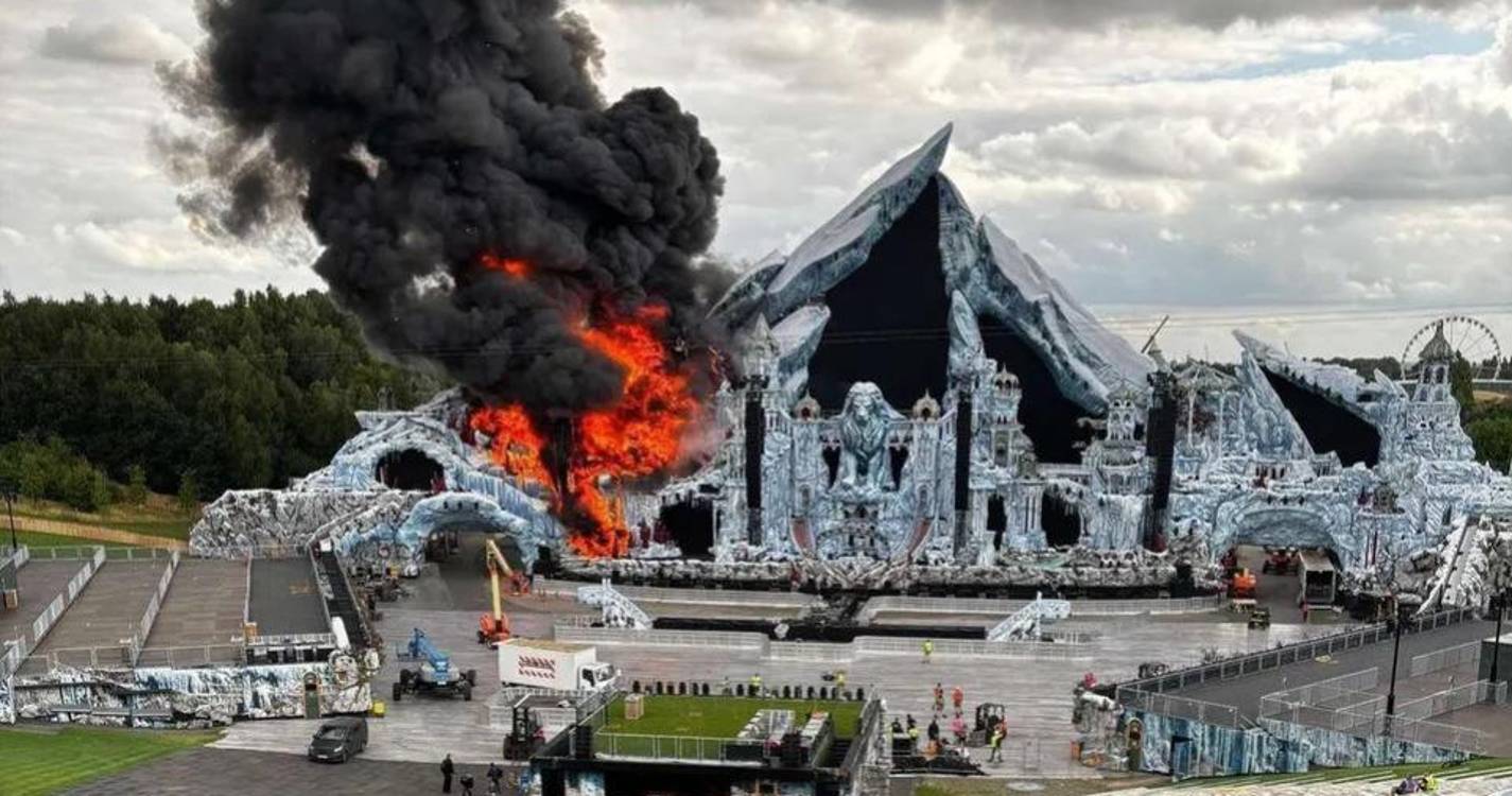 Palco principal do Tomorrowland destruído por incêndio sem feridos a dois dias do festival