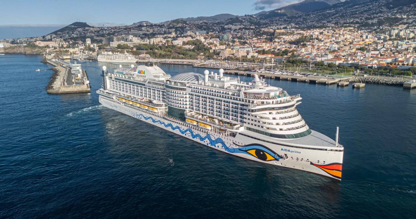 Três ‘gigantes dos mares’ ornamentam baía do Funchal (com fotos)