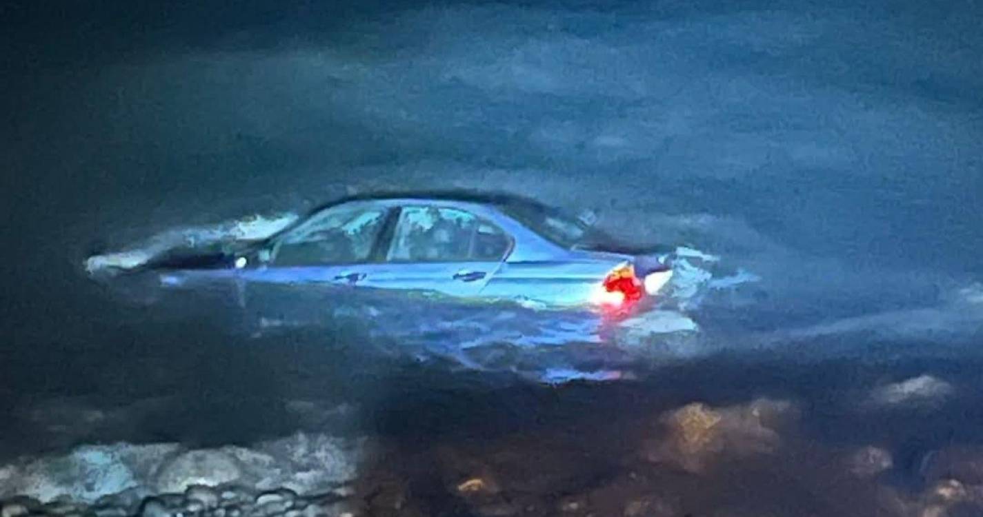 Viatura fica submersa na Praia Formosa