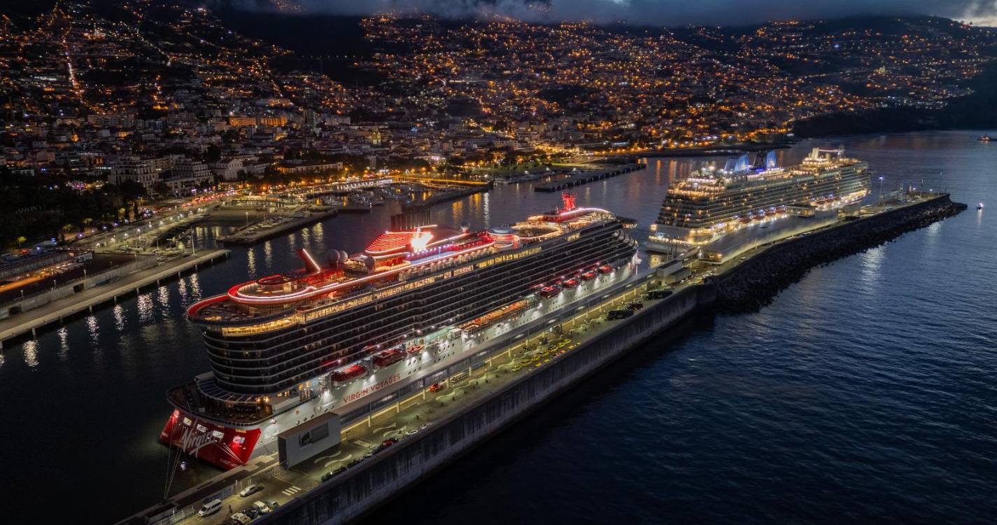 Scarlet Lady, Britannia e Royal Clipper fazem escala no porto do Funchal