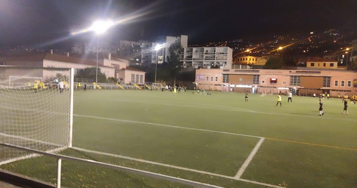 Quase metade das lâmpadas dos holofotes estão queimadas no Campo Adelino Rodrigues