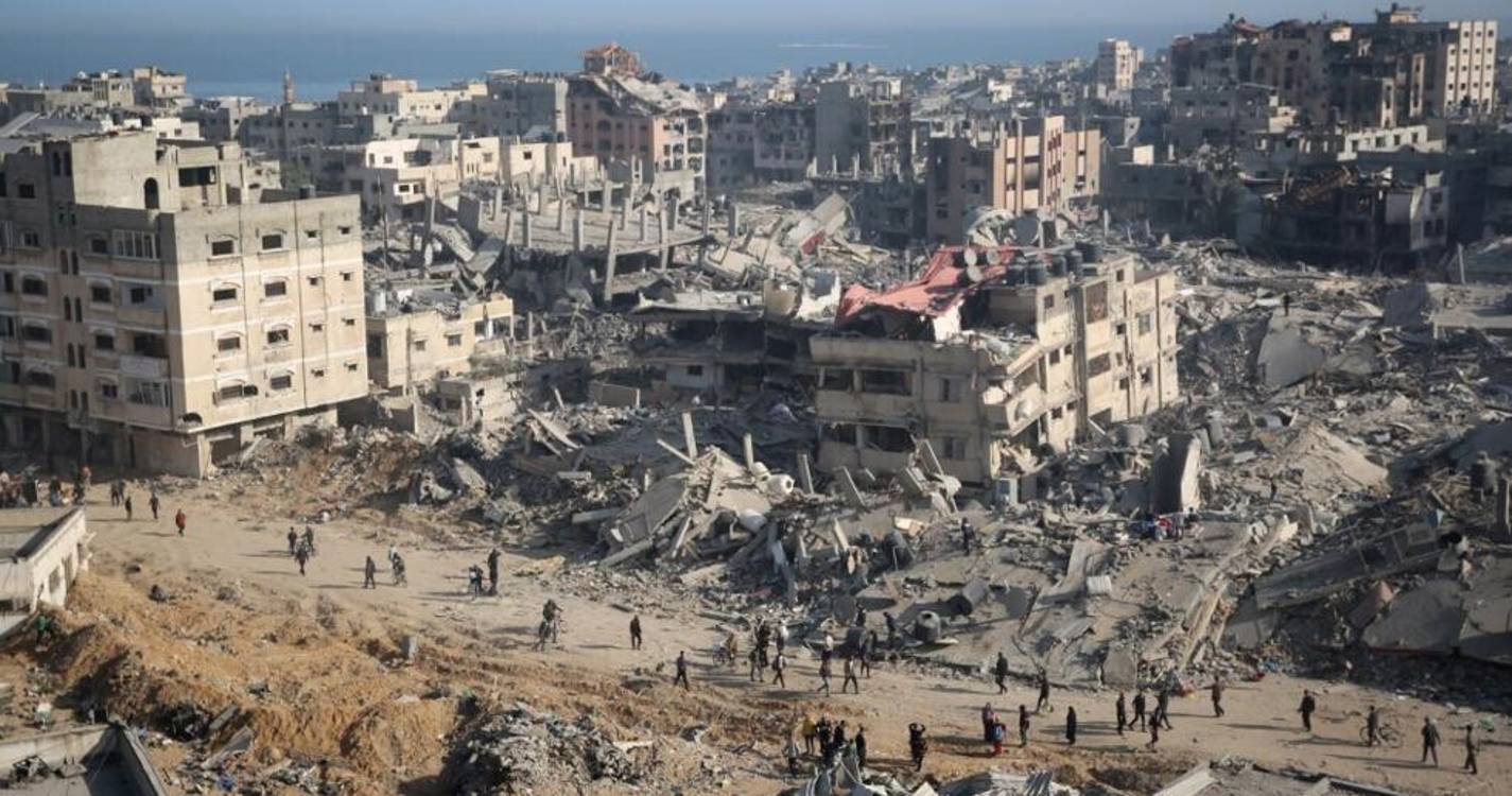 Maior hospital de Gaza está destruído, com sepulturas e vestígios de cadáveres