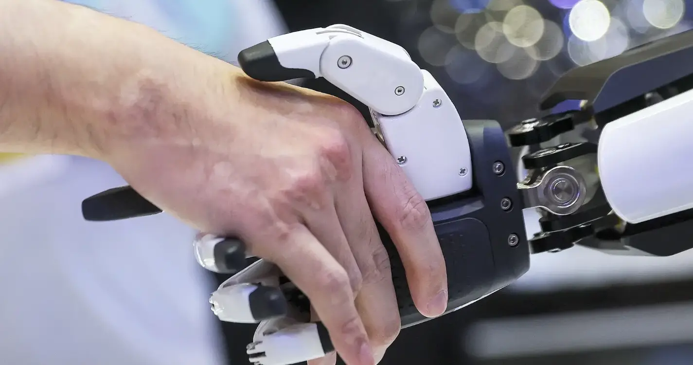 Implantado dispositivo em paciente tetraplégico para controlar braço robótico com a mente