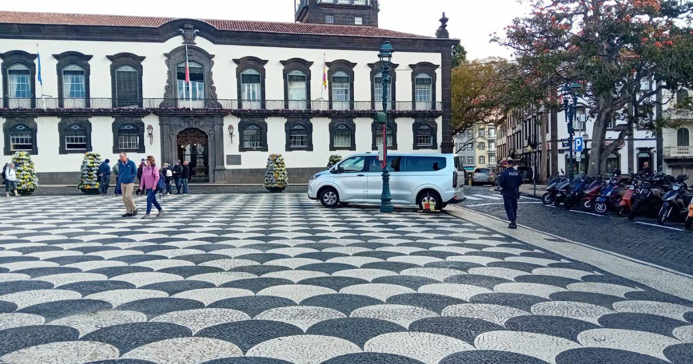 Carrinha grampeada na Praça do Município