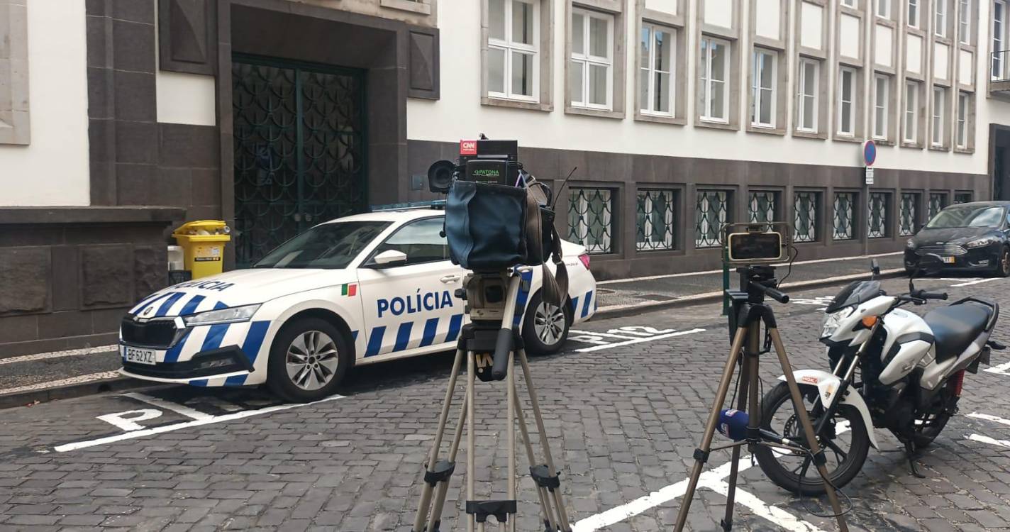 Comunicação social aguarda chegada do bombeiro agressor à porta do tribunal