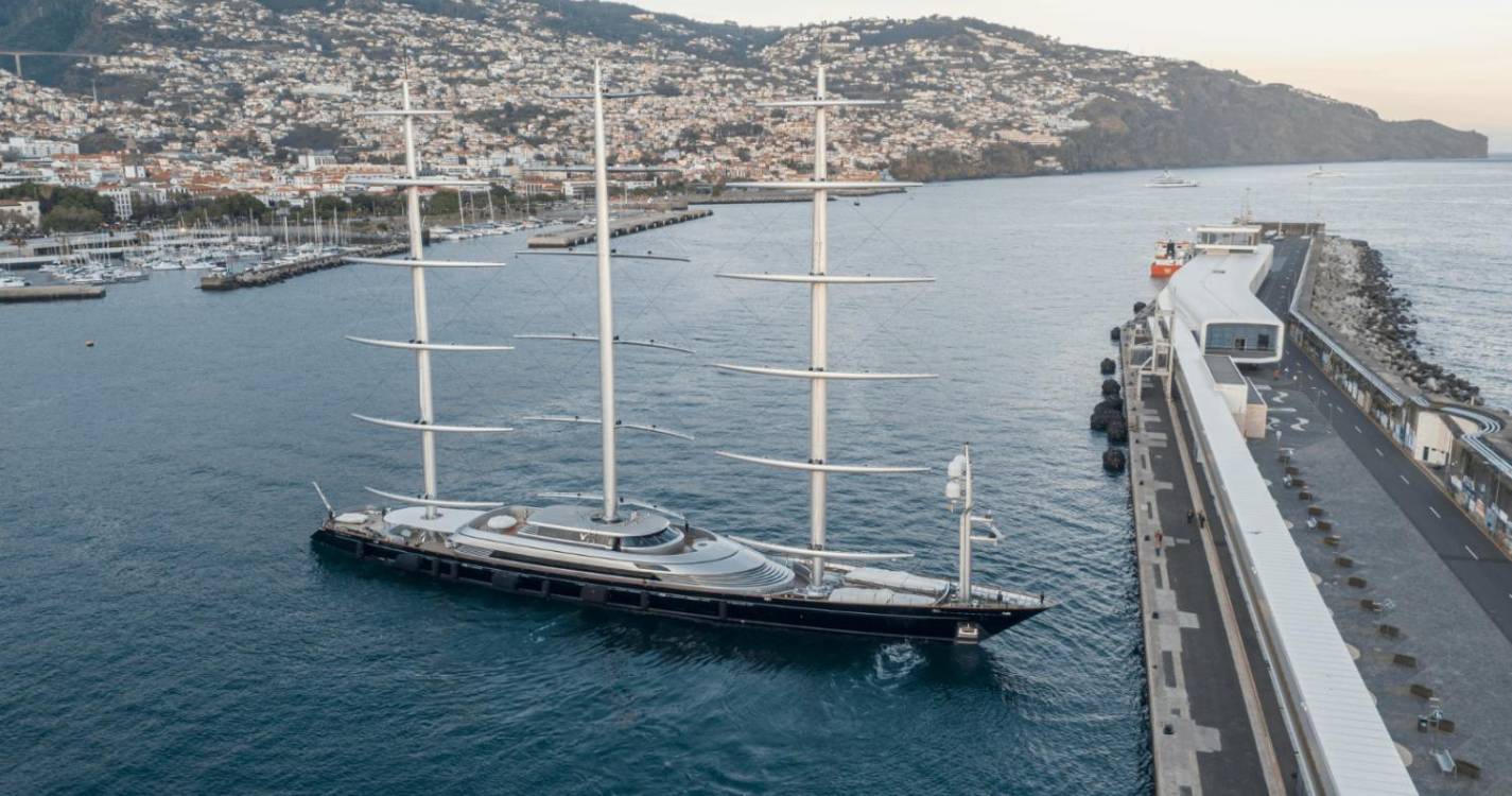 Um dos iates mais caros do mundo acabou de chegar ao Funchal