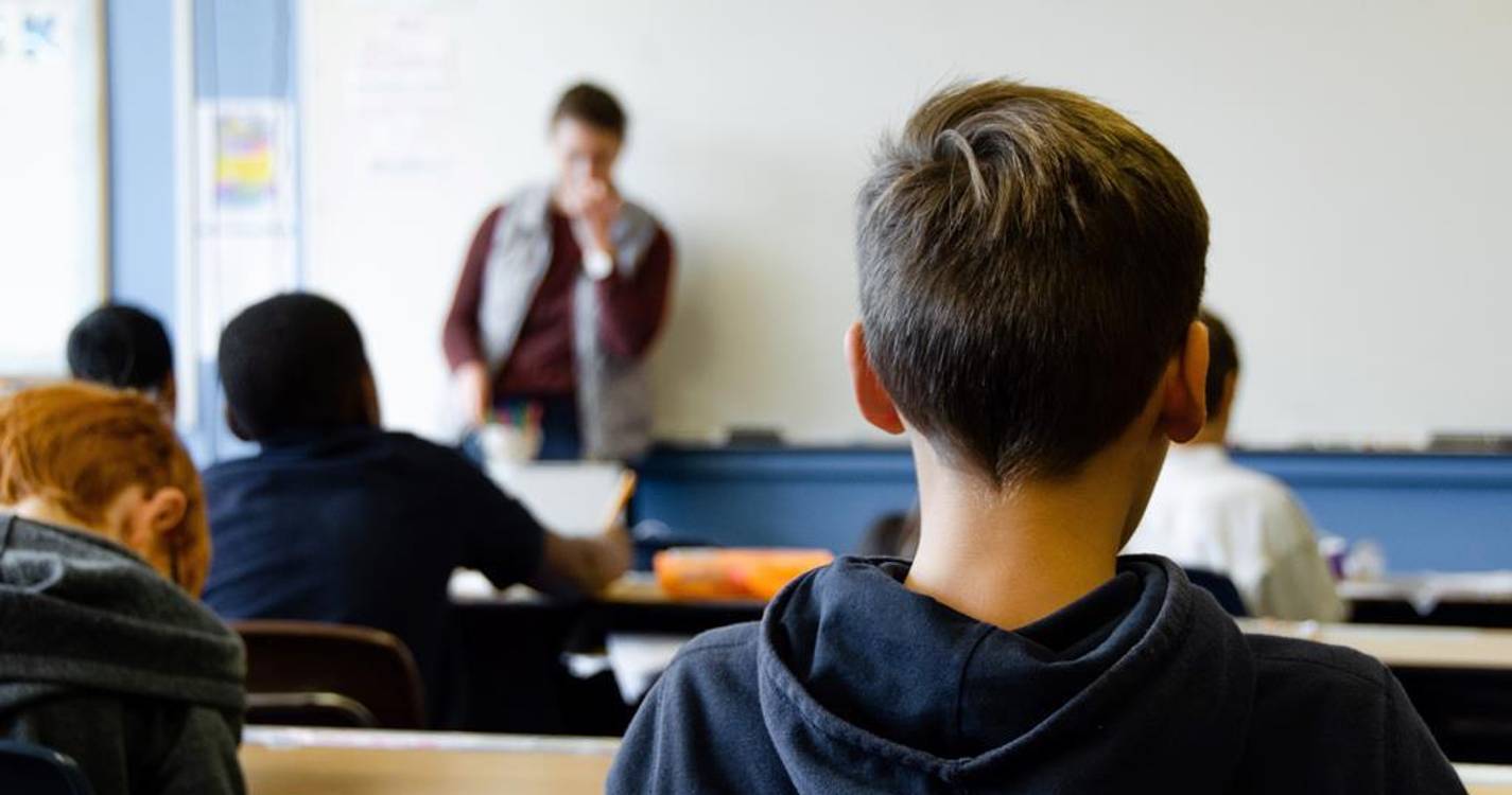 Cerca de 17% dos jovens dos 15 aos 34 anos abandonam pelo menos 1 nível de escolaridade