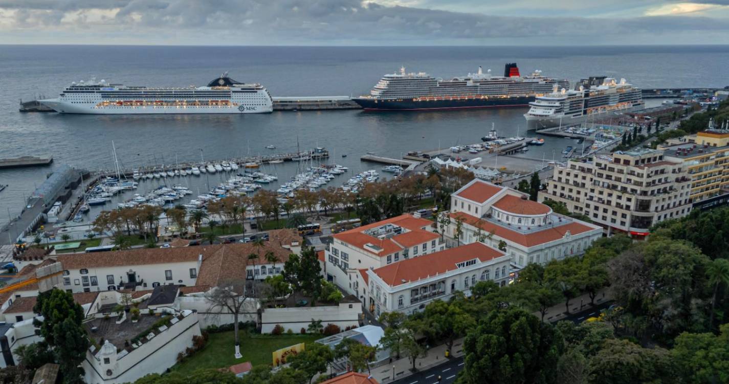 ‘Casa cheia’ no Porto do Funchal em dia de estreia do ‘Silver Ray’ (com fotos)