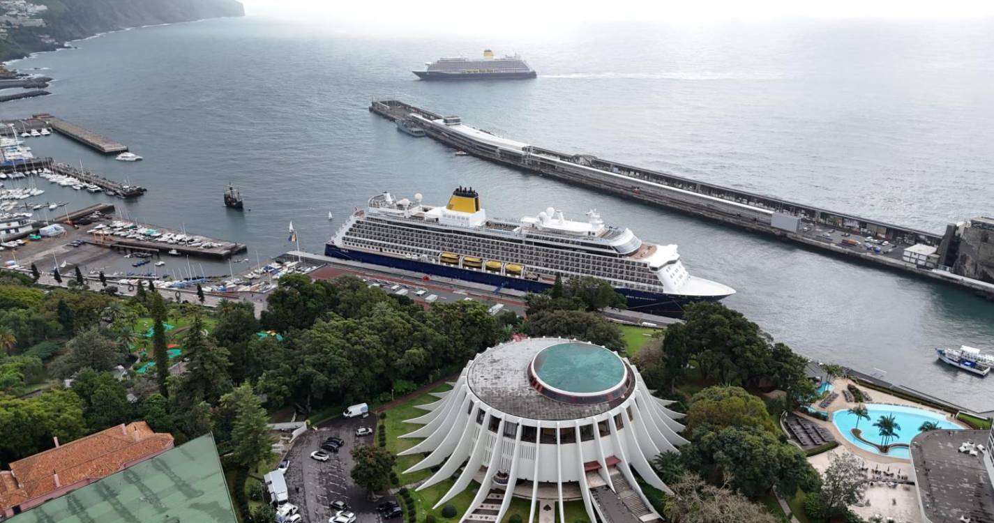 Navios ‘gémeos’ encontram-se no porto do Funchal (com fotos)
