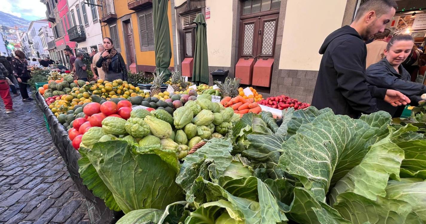 Veja as primeiras fotos do dia no Mercado dos Lavradores