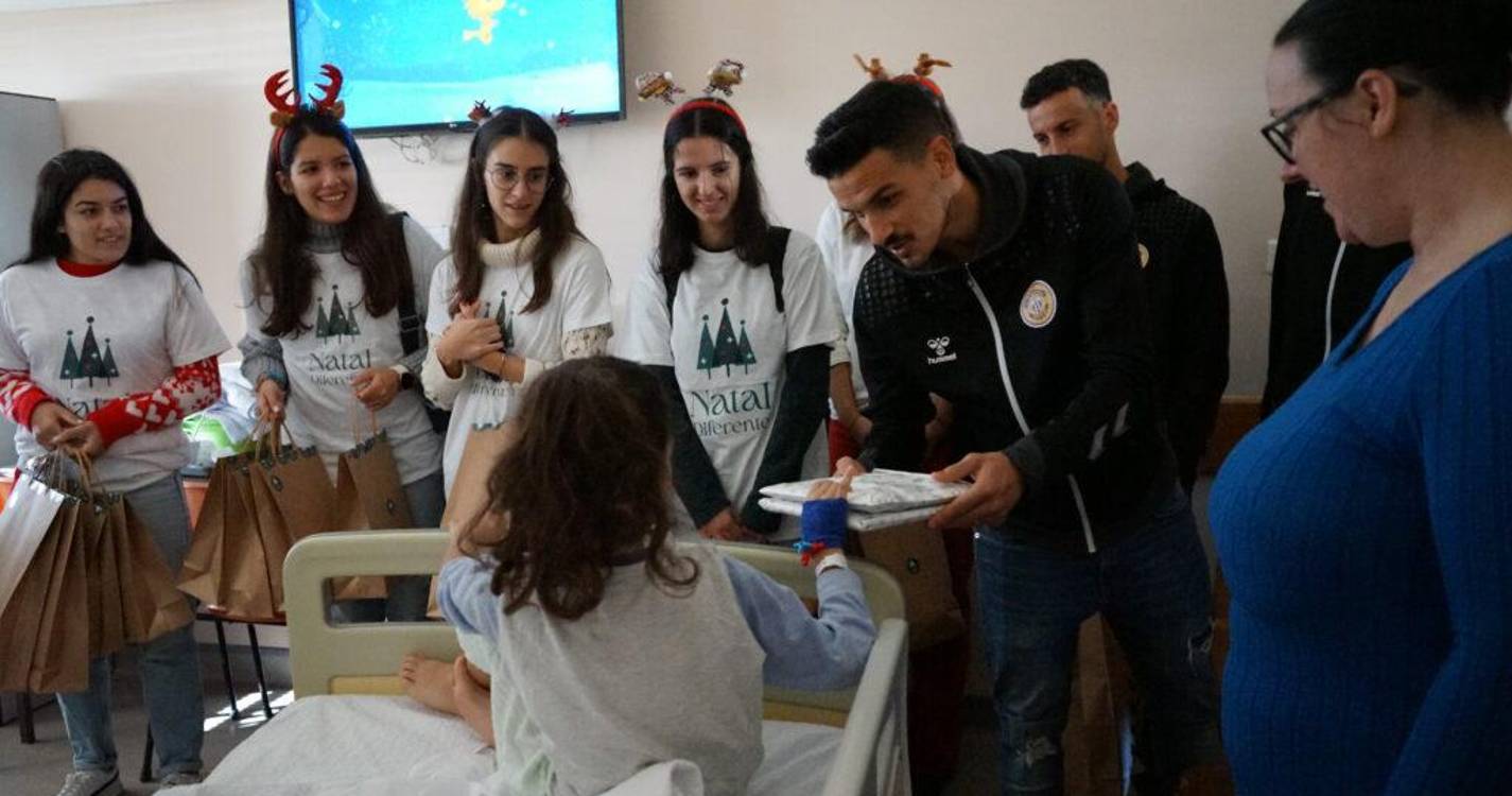 Nacional distribuiu prendas de Natal por crianças hospitalizadas