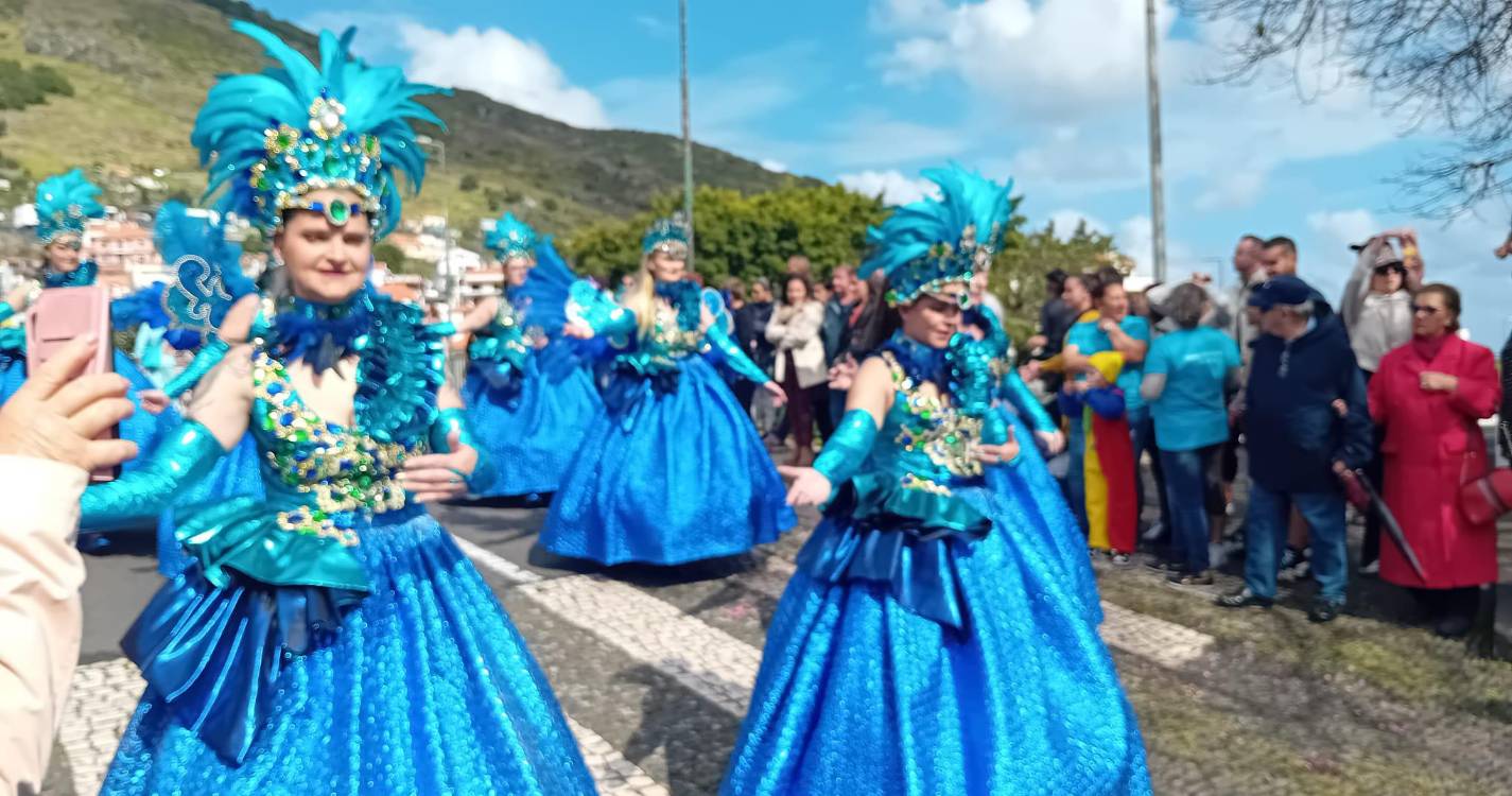 Machico a abarrotar para assistir ao cortejo de Carnaval (com fotos)