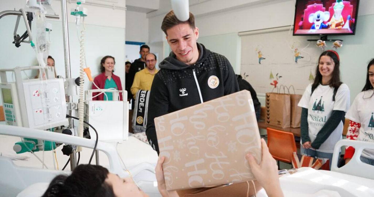 Nacional distribuiu prendas de Natal por crianças hospitalizadas