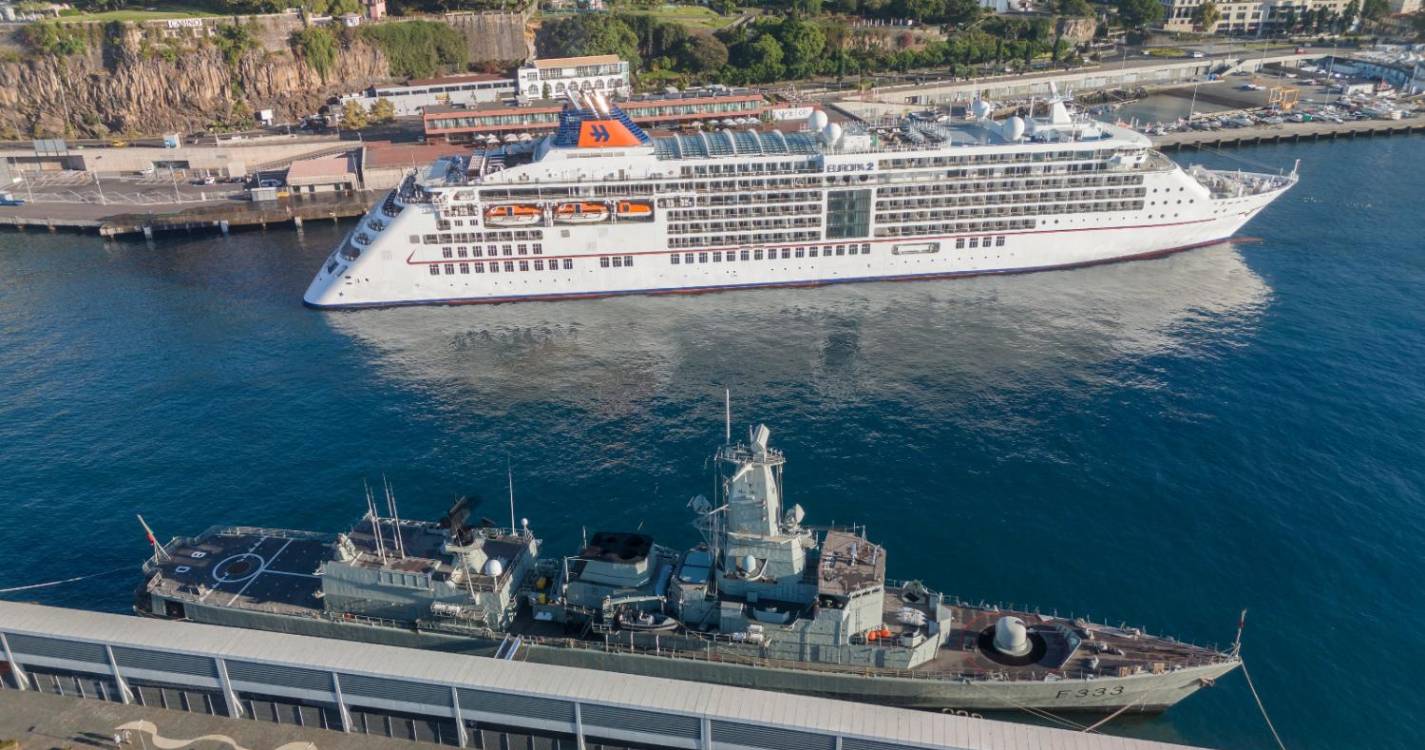 Europa 2, no cais norte do Porto do Funchal, traz quase 900 pessoas