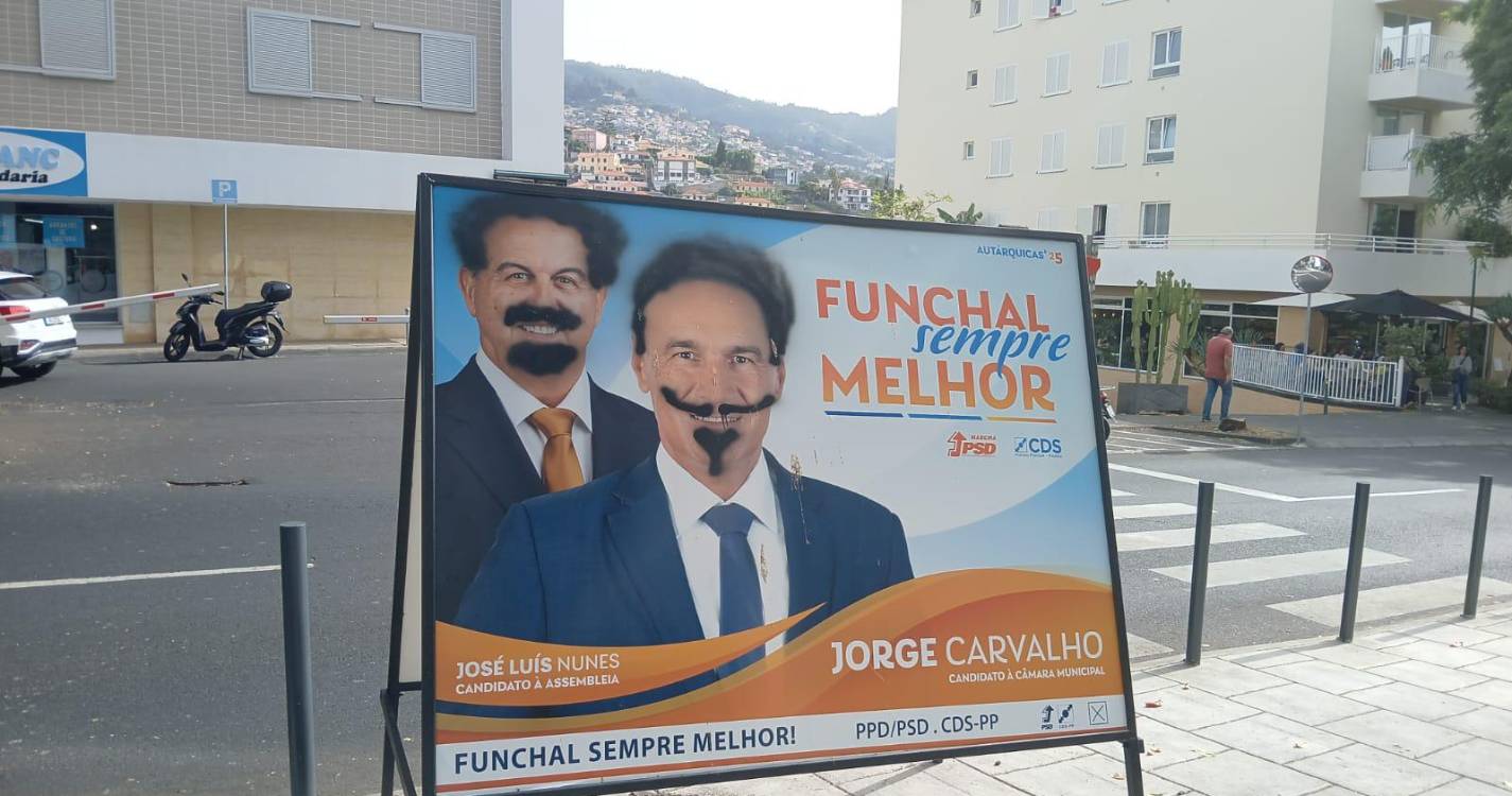 Cartaz da candidatura de Jorge Carvalho vandalizado