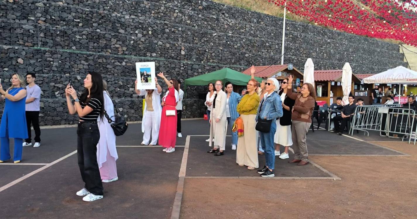 Mais uma noite animada na Ribeira Brava com cerveja, petiscos e música